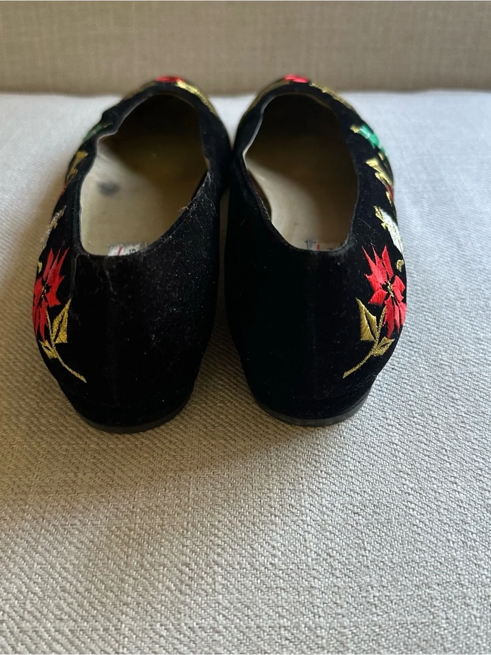 Women’s Black Velvet Holiday Ballet Flats with Embroidered Motifs size 9